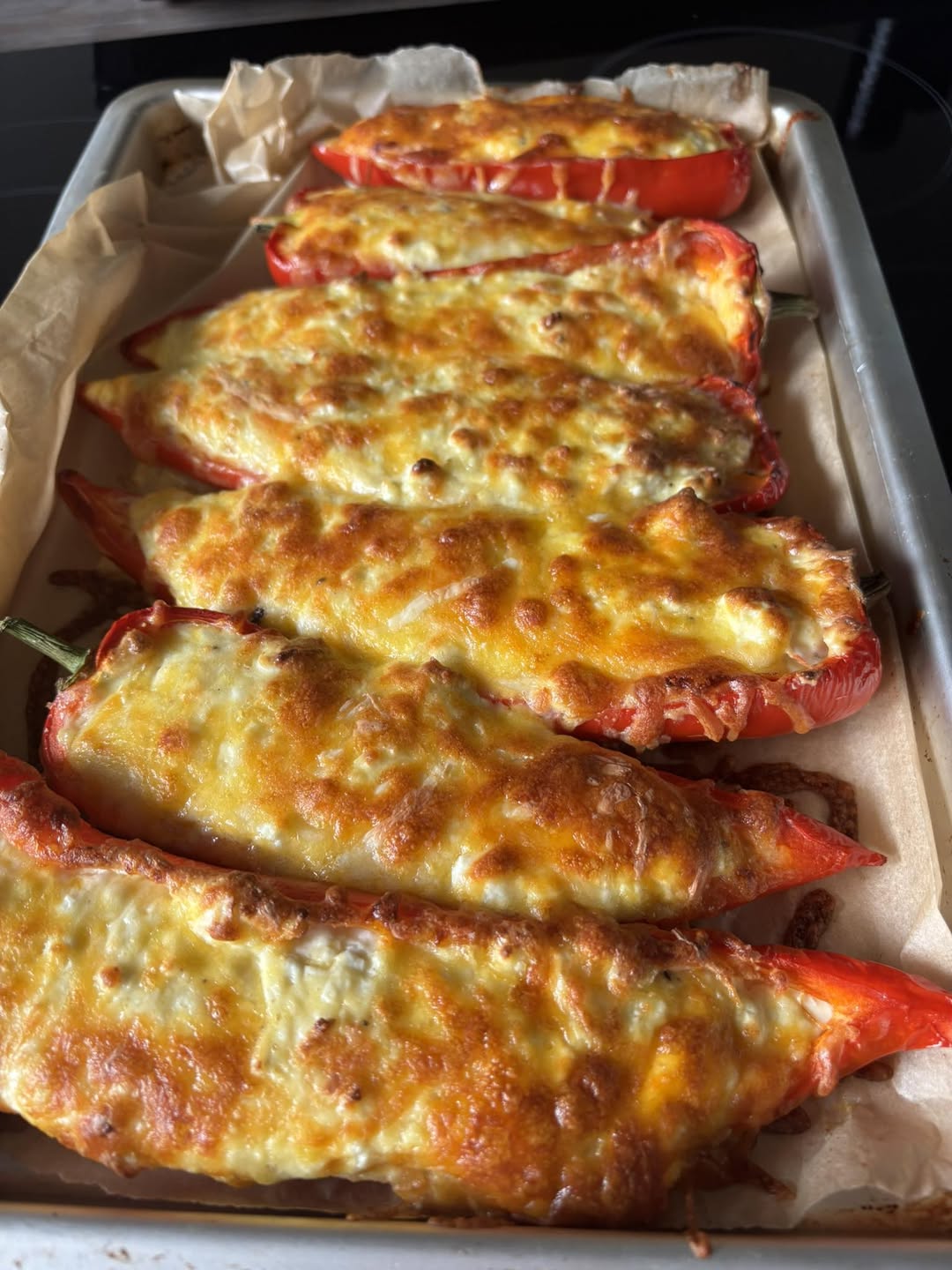 Paprika mit Ei und Schafskäse