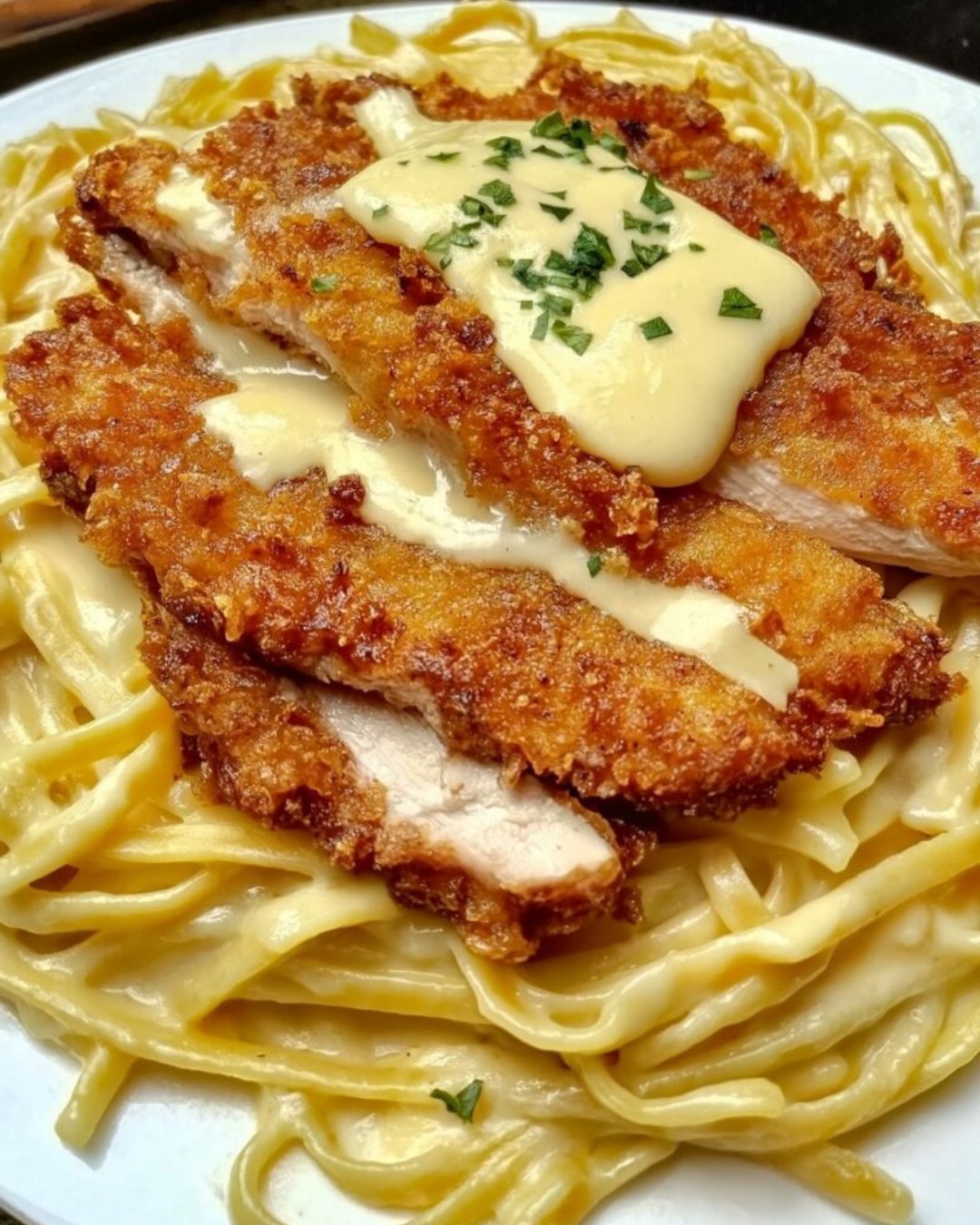 Knuspriges Hähnchen und cremige Pasta