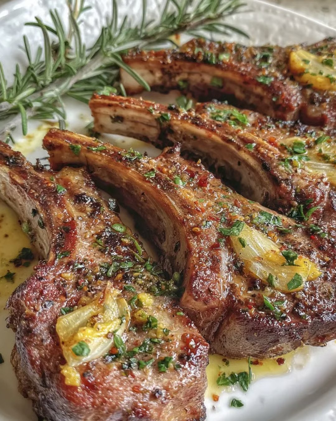 🥩 Lammkoteletts mit Knoblauch & Rosmarin – Mediterraner Genuss pur!