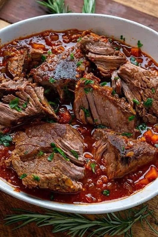 🍷 Italienischer Schmorbraten mit Knoblauch – Zart, aromatisch und einfach unwiderstehlich!