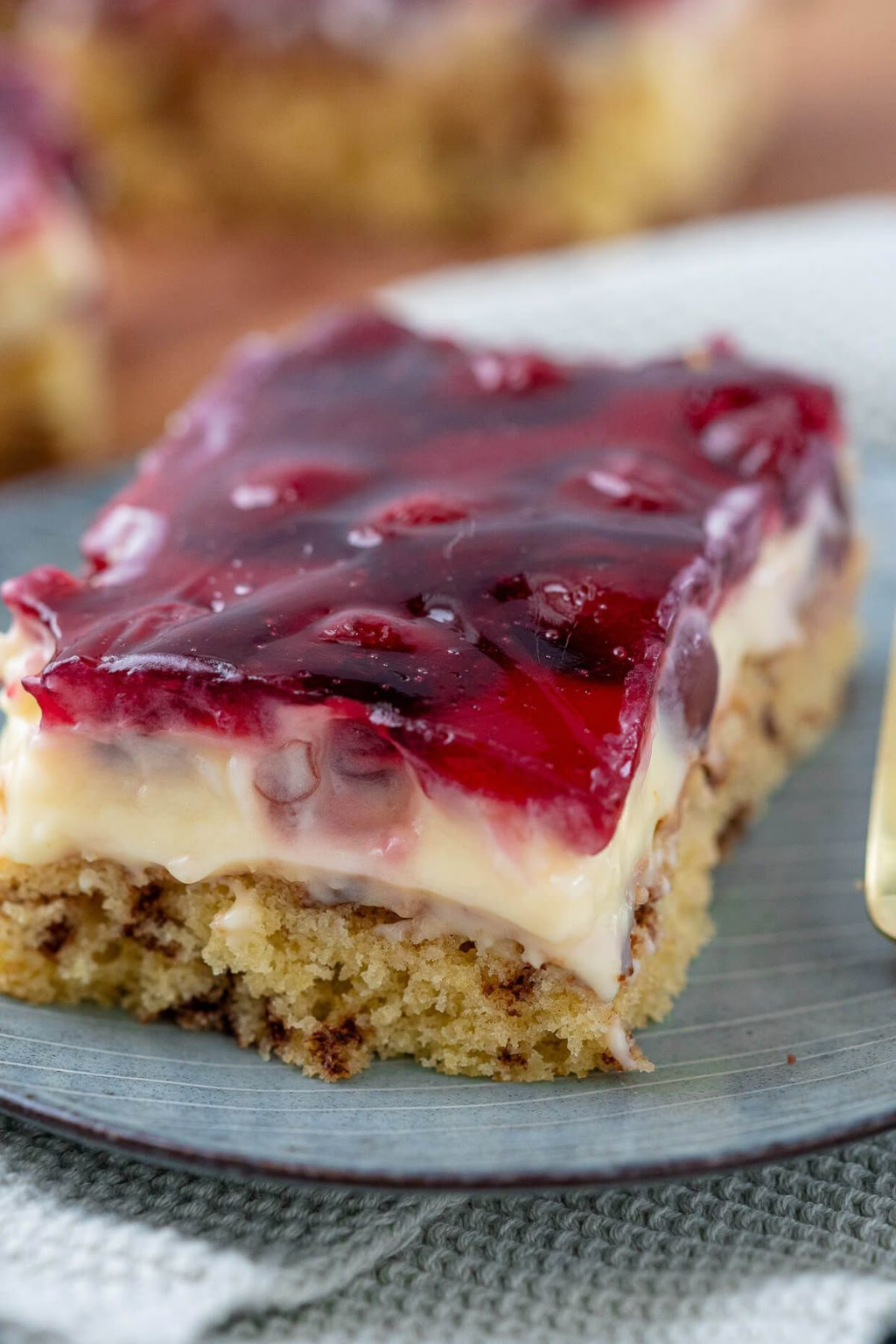 Kirschkuchen mit Pudding – cremiger Schmandkuchen vom Blech